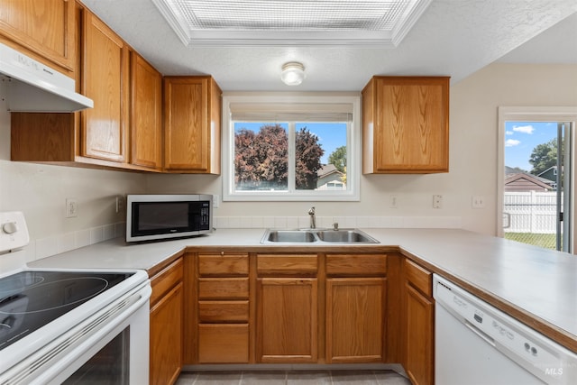816 W Georgia Ave, Nampa, ID 83686 - kitchen with white appliances, a sink, under cabinet range hood, a raised ceiling, and light countertops
