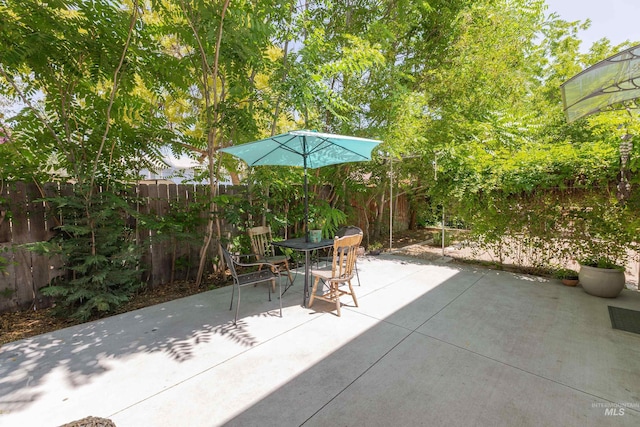 712 E Sheridan, Nampa, ID 83686 - fenced backyard featuring outdoor dining space and a patio area
