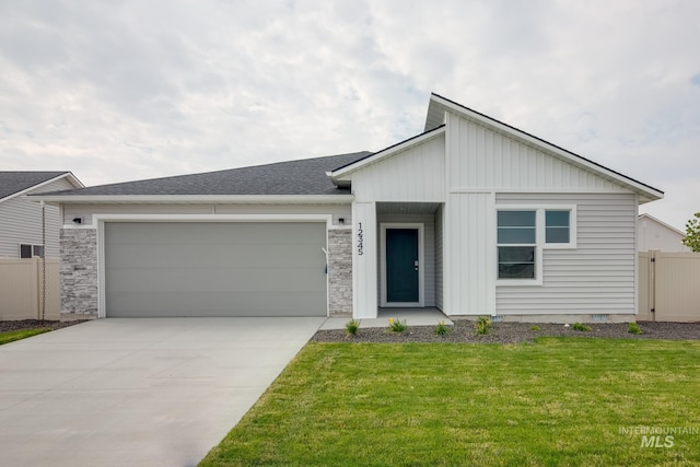 view of front of house featuring a front lawn and a garage