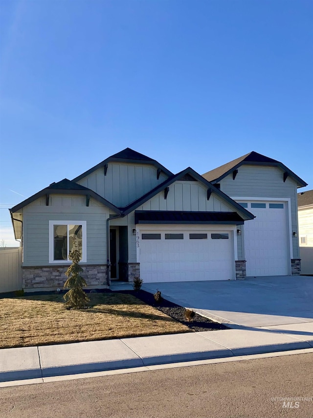 view of front facade with a garage