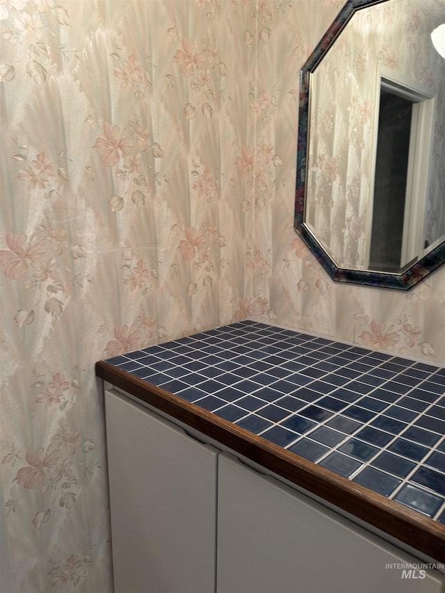 1111 SW 11th Ave, Ontario, OR 97914 - bathroom with wallpapered walls