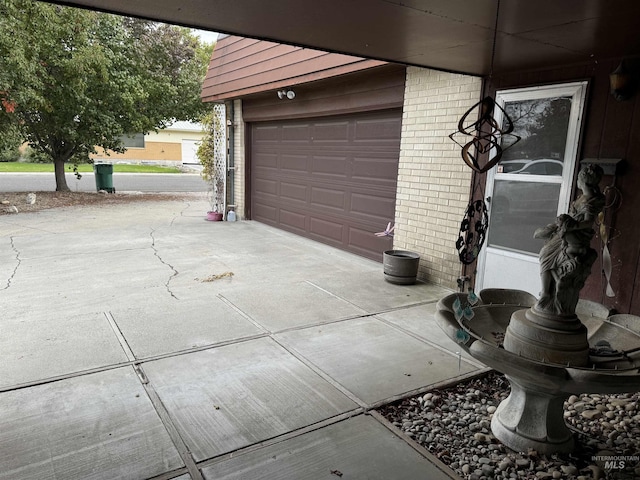 1111 SW 11th Ave, Ontario, OR 97914 - garage featuring driveway