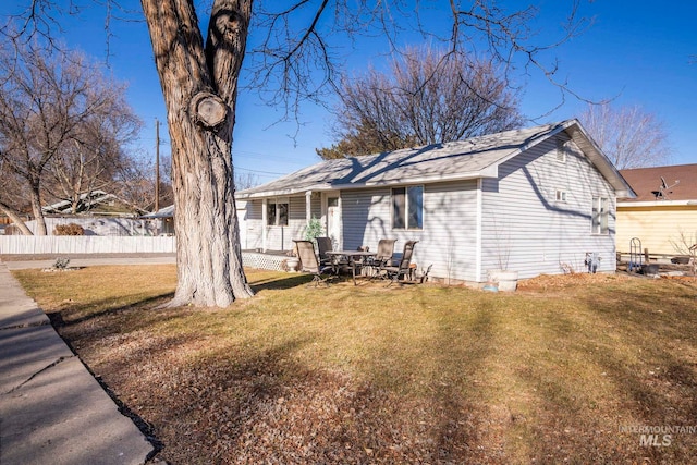 view of front of property featuring fence and a front yard