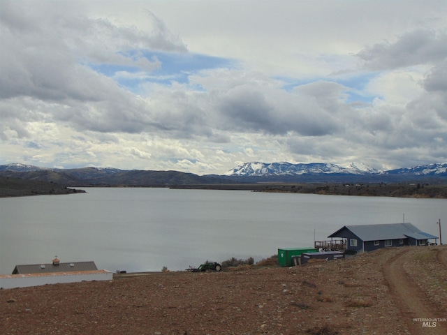 water view featuring a mountain view