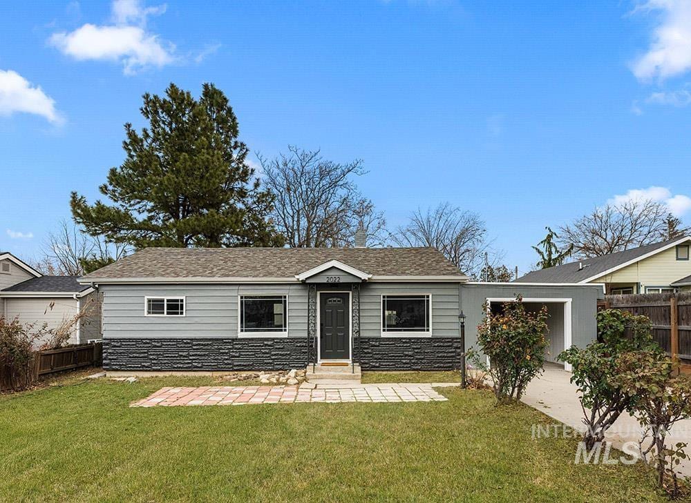 single story home with a front lawn