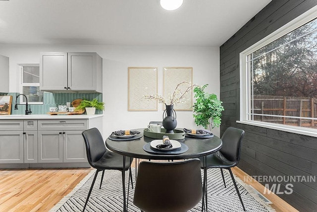 dining area with sink and light hardwood / wood-style flooring