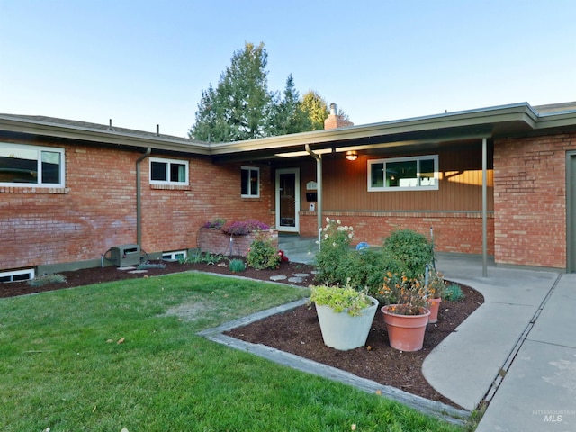 ranch-style home featuring a front lawn