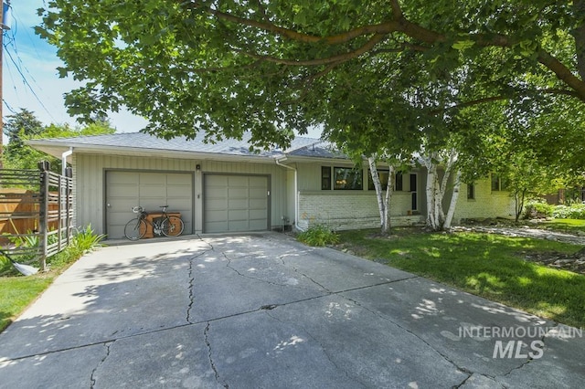 2844 Parke Circle Dr, Boise, ID 83705 - single story home featuring an attached garage, driveway, and brick siding