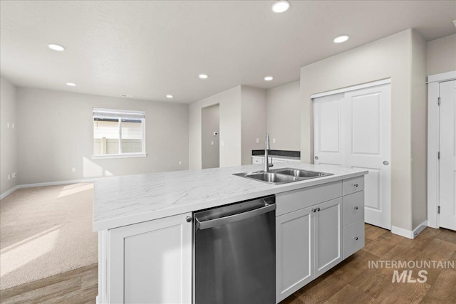 kitchen featuring dishwasher, an island with sink, open floor plan, a sink, and recessed lighting