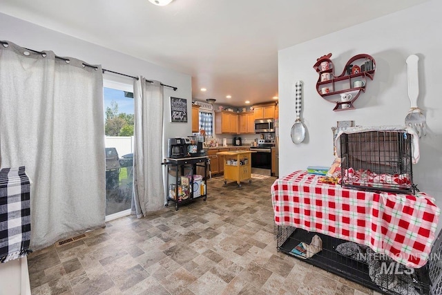 909 Arrow Wood Ct, Twin Falls, ID 83301 - living area featuring stone finish floors and recessed lighting