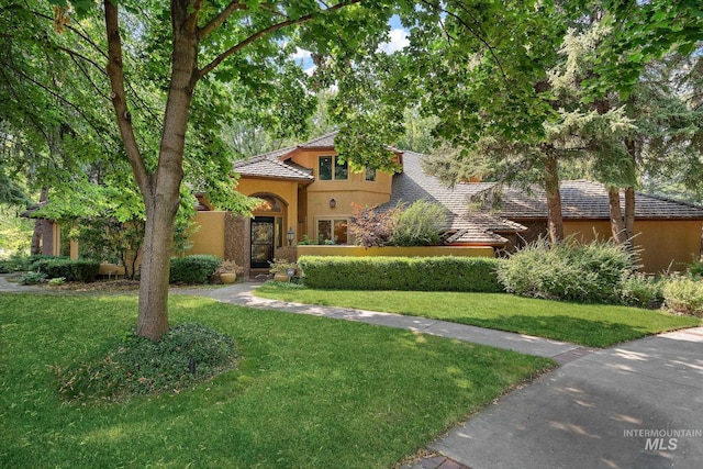 view of front of home featuring a front yard