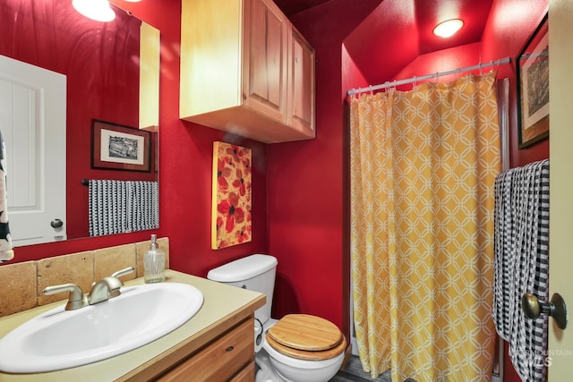 141 Stibnite St Unit 15, Mccall, ID 83638 - bathroom featuring toilet, vanity, and curtained shower