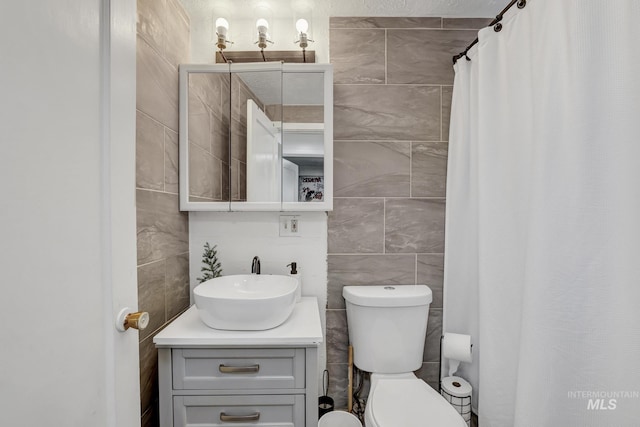 317 W C, Shoshone, ID 83352 - bathroom featuring vanity, toilet, a shower with shower curtain, tile walls, and backsplash