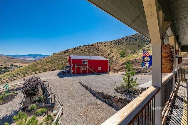 view of yard with a mountain view