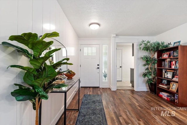 659 N Palmetto Dr, Eagle, ID 83616 - entrance foyer featuring a textured ceiling and dark wood-style floors
