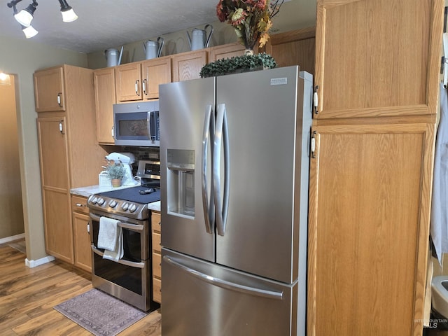 1451 Spurlock Ct, Twin Falls, ID 83301 - kitchen featuring appliances with stainless steel finishes, light wood finished floors, and light countertops