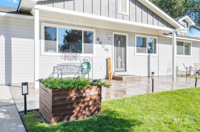 view of front of home featuring a front lawn