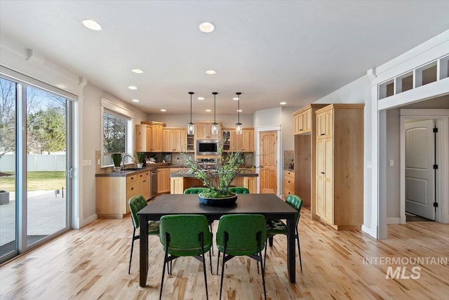 dining room with baseboards, visible vents, light wood-style flooring, and recessed lighting