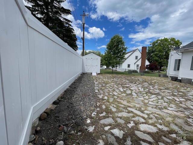 view of yard with a shed