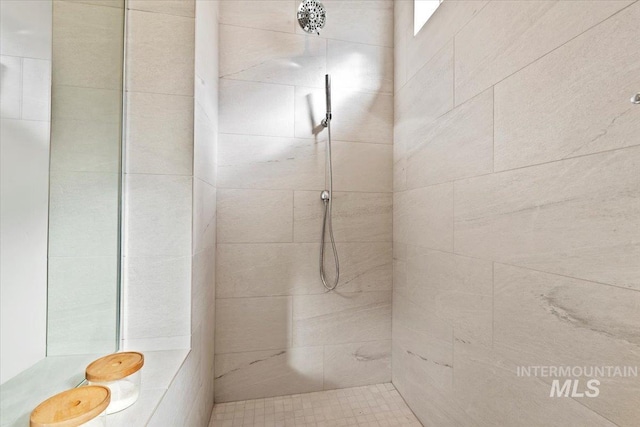 bathroom featuring tiled shower