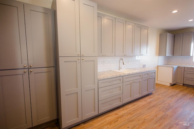 260 State St, Grand View, ID 83624 - kitchen featuring a sink, decorative backsplash, recessed lighting, light wood-style flooring, and gray cabinets