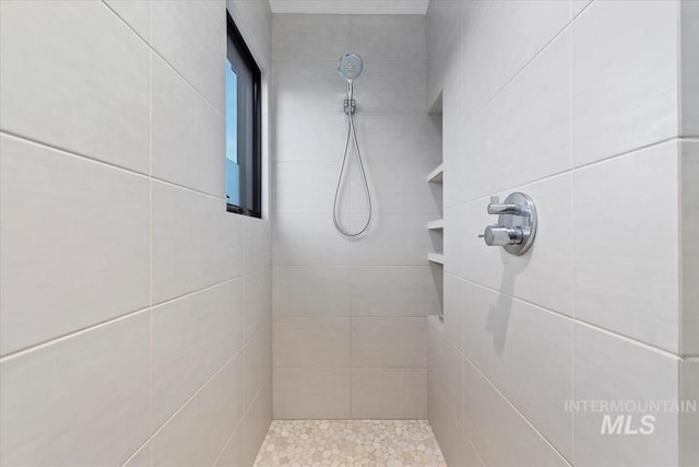 bathroom featuring a tile shower