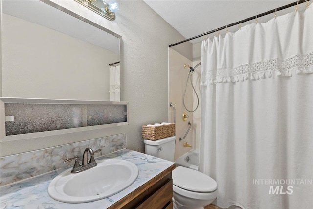 131 Goodall Pl, Mountain Home, ID 83647 - full bath featuring vanity, toilet, shower / tub combo with curtain, and a textured wall