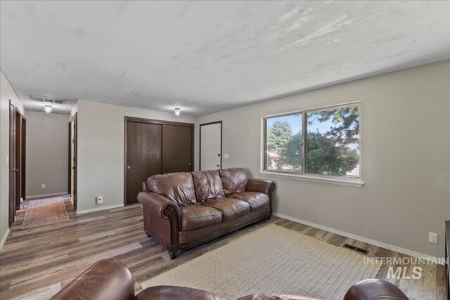 131 Goodall Pl, Mountain Home, ID 83647 - living area featuring wood finished floors and baseboards