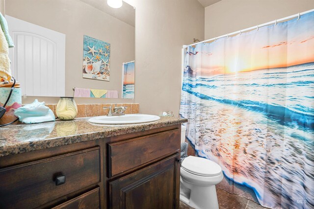 1020 Woodland St, Rupert, ID 83350 - bathroom with vanity, toilet, and curtained shower