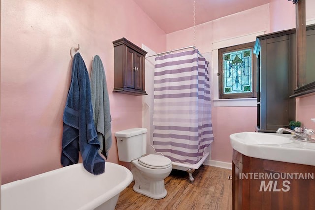 937 SW 1st St, Ontario, OR 97914 - full bathroom featuring vanity, a bathtub, wood finished floors, and a shower with curtain