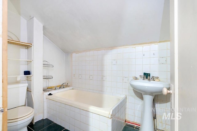 937 SW 1st St, Ontario, OR 97914 - full bath featuring a bath, vaulted ceiling, tile patterned floors, and tile walls