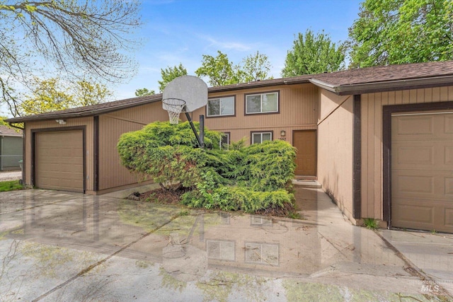 view of front of house featuring a garage and driveway