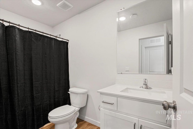 full bathroom featuring toilet, wood finished floors, vanity, a shower with shower curtain, and baseboards