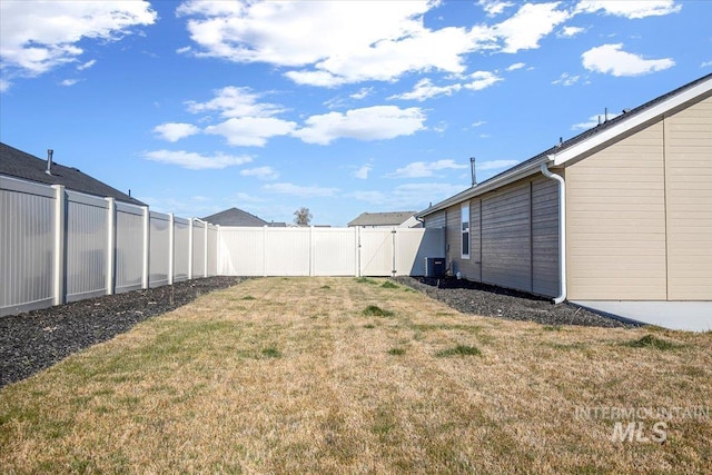 view of yard featuring a gate and cooling unit