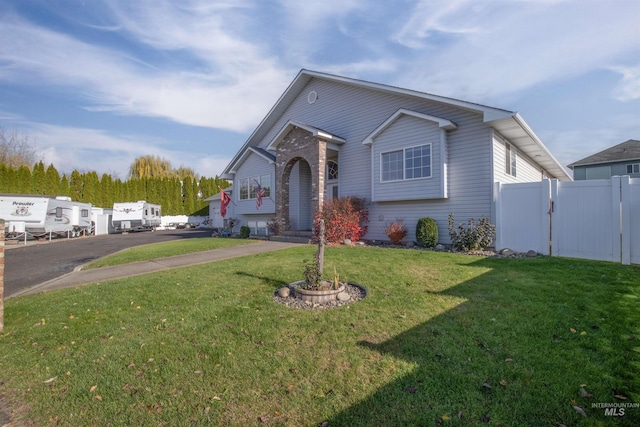 view of front of house featuring fence and a front yard