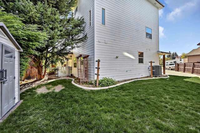 5278 N Cougar Flat Pl, Meridian, ID 83646 - view of side of property featuring central air condition unit, fence, and a lawn