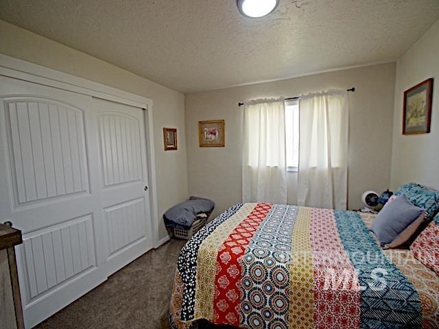 bedroom featuring a closet and a textured ceiling