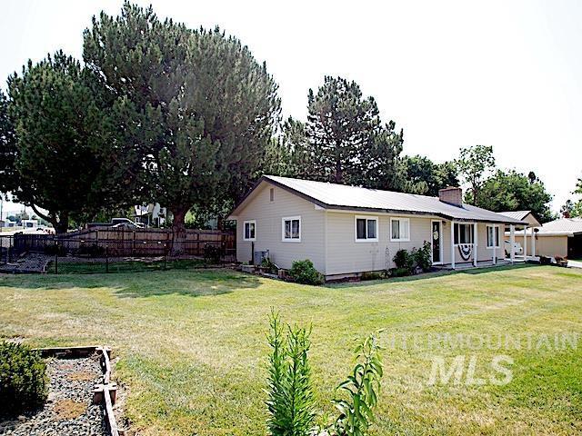 exterior space featuring a front lawn