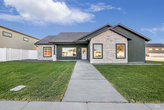 view of front of home featuring a front yard