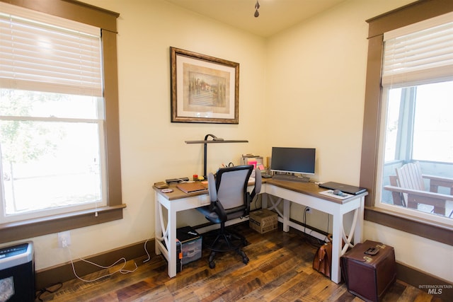 599 S Ada St, Glenns Ferry, ID 83623 - home office featuring dark wood finished floors