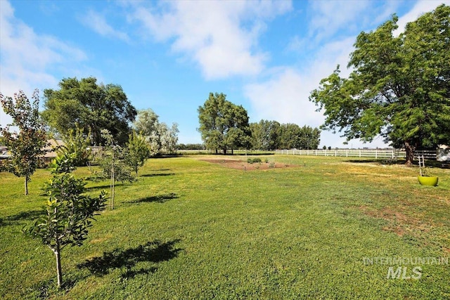 view of yard featuring a rural view