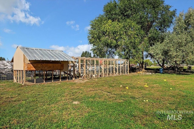 view of yard with an outdoor structure