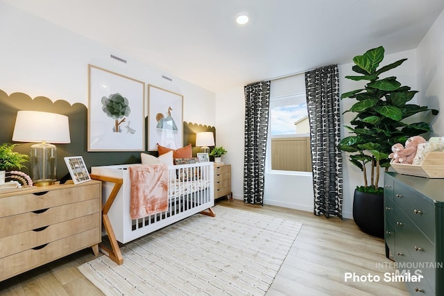 bedroom featuring light wood-style flooring, baseboards, visible vents, and recessed lighting