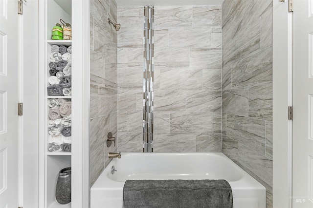 bathroom featuring tiled shower / bath