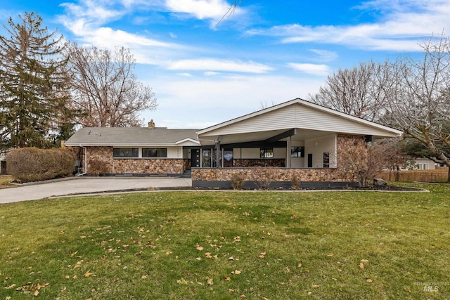 ranch-style home featuring a front yard