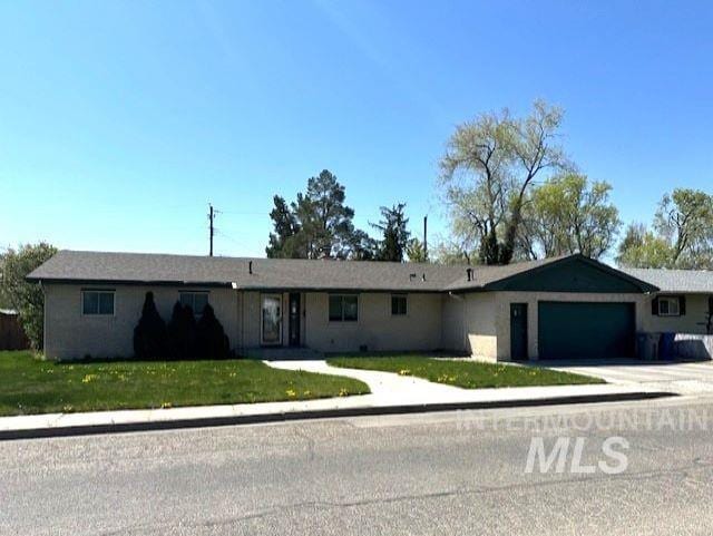 995 E 15th N, Mountain Home, ID 83647 - ranch-style house with driveway, a front lawn, and a garage