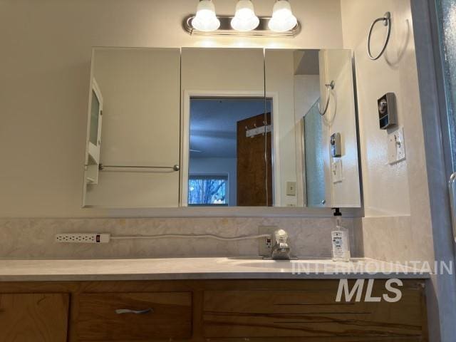 995 E 15th N, Mountain Home, ID 83647 - bathroom with backsplash and vanity