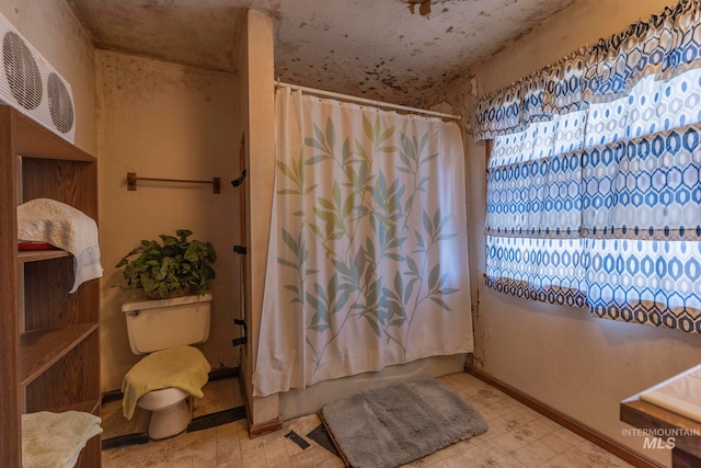 bathroom featuring shower / tub combo with curtain