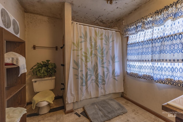 702 N D St, Grangeville, ID 83530 - full bath featuring shower / tub combo with curtain, baseboards, and toilet