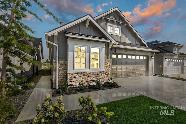 view of front facade featuring a garage